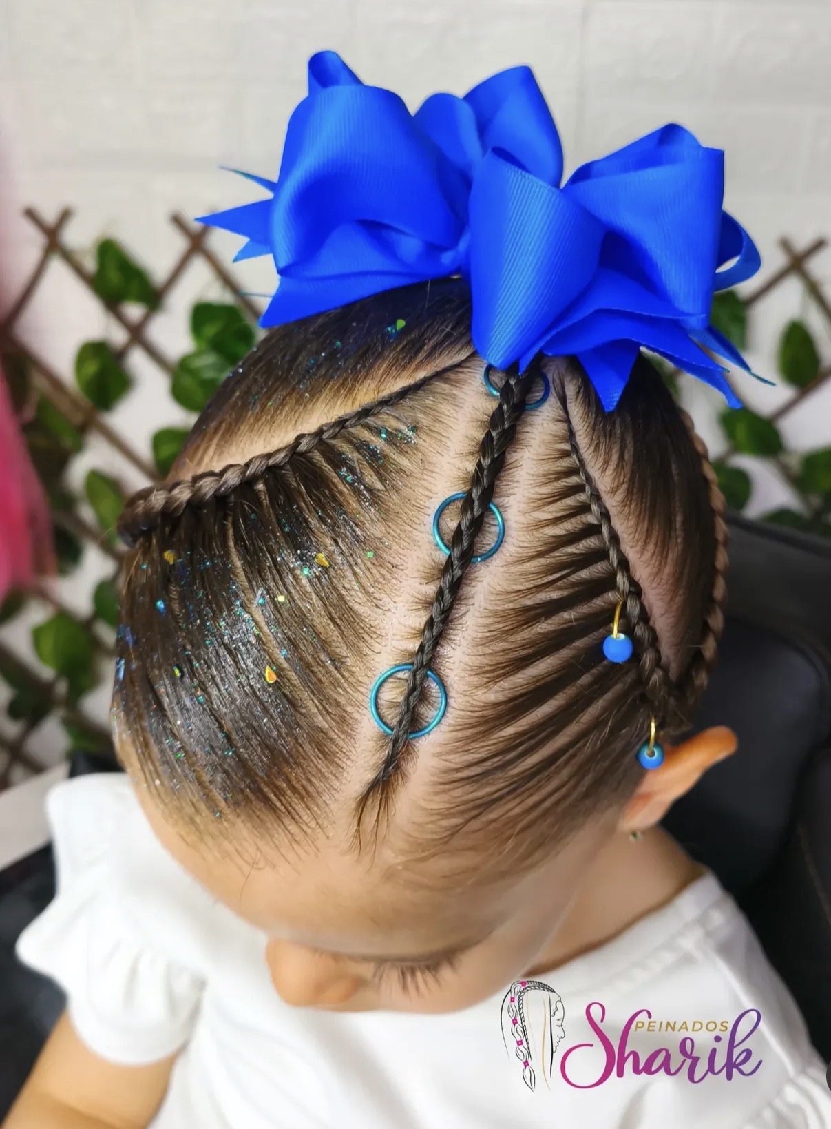 Trenzas con brillos y moño azul - Peinados Sharick
